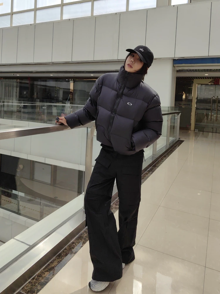 Утепленная хлопковая куртка на молнии с вышивкой, круглым воротником и свободным кроем, новая зимняя коллекция, повседневная, теплая, в стиле оверсайз.
Утепленная хлопковая куртка на молнии с вышивкой, круглым воротником и свободным кроем, новая зимняя коллекция, повседневная, теплая, в стиле оверсайз.