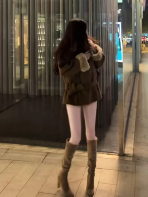 Ретро-пальто женское утепленное шерстяное с меховым воротником и поясом, маленький размер, зимняя верхняя одежда для молодых женщин 2025 года
Ретро-пальто женское утепленное шерстяное с меховым воротником и поясом, маленький размер, зимняя верхняя одежда для молодых женщин 2025 года