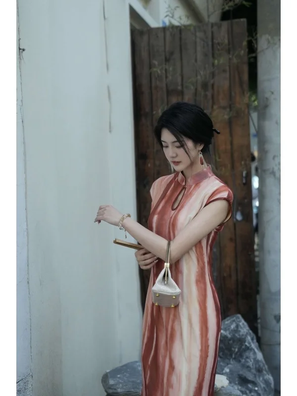 Новое китайское длинное платье-ципао с градиентным цветом, женское, приталенное, летнее, модное, с низким разрезом, для повседневной носки, дышащее, с коротким рукавом
Новое китайское длинное платье-ципао с градиентным цветом, женское, приталенное, летнее, модное, с низким разрезом, для повседневной носки, дышащее, с коротким рукавом