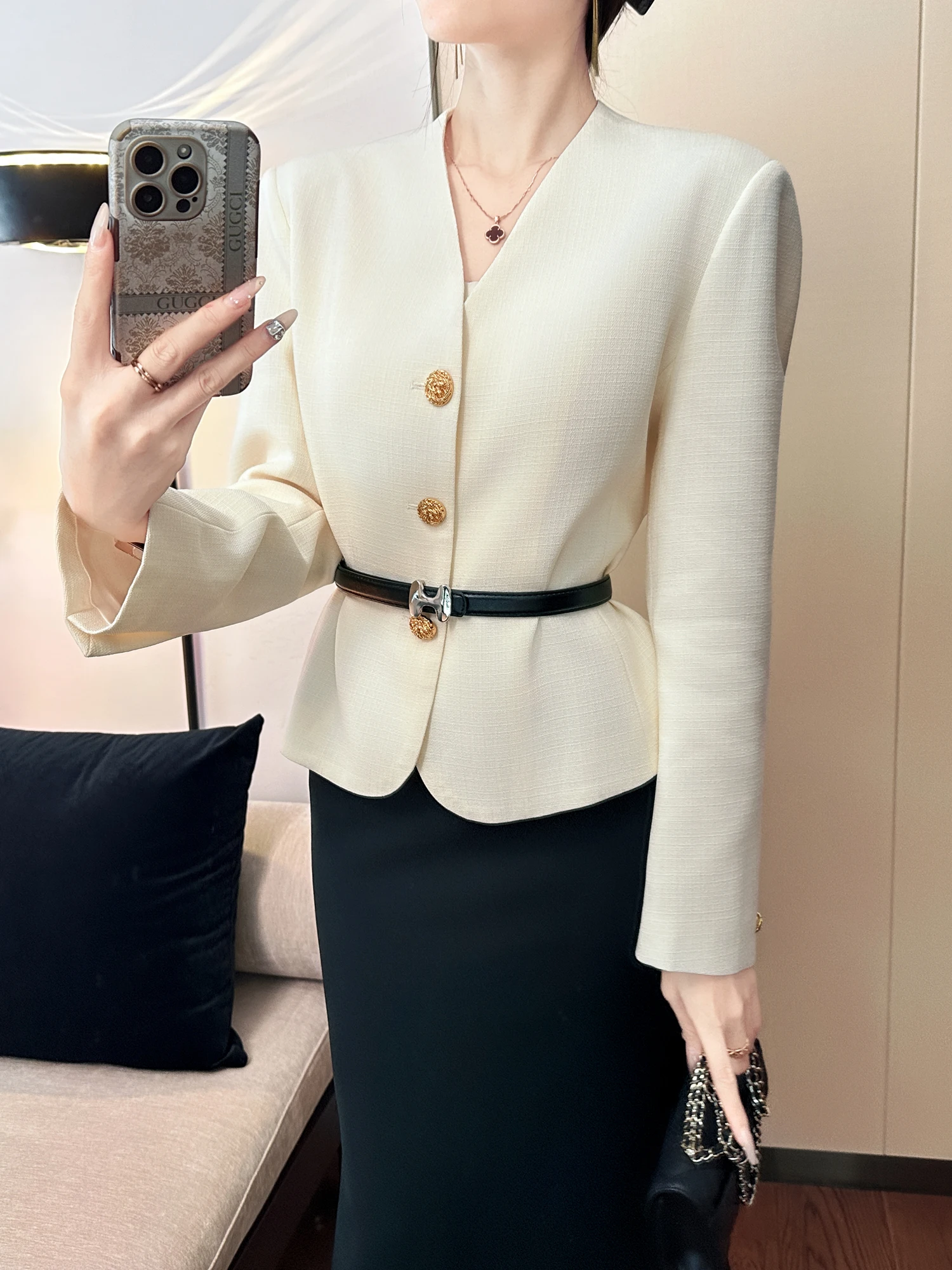 Женский деловой пиджак с V-образным вырезом, профессиональный, из плотной ткани, для офиса, дышащий, с длинными рукавами
Женский деловой пиджак с V-образным вырезом, профессиональный, из плотной ткани, для офиса, дышащий, с длинными рукавами