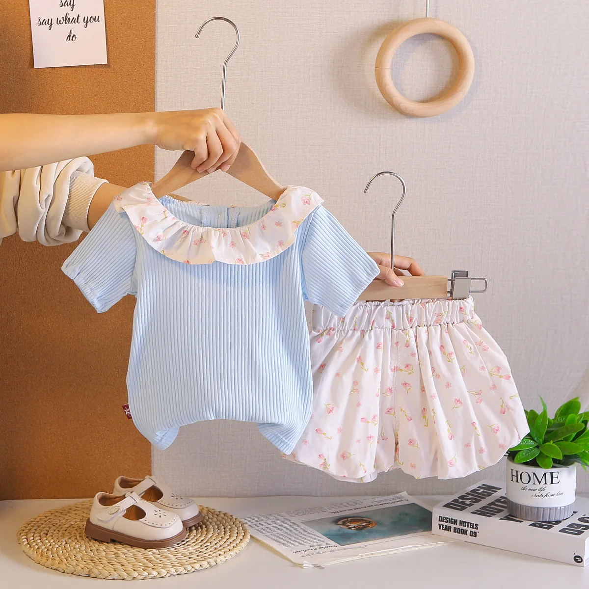 Toddler Girls 2PCS Floral Ruffled Collar Ribbed Top & Floral Print Shorts Set, Cute Summer Outfit for Daily, Party & Vacation
Toddler Girls 2PCS Floral Ruffled Collar Ribbed Top & Floral Print Shorts Set, Cute Summer Outfit for Daily, Party & Vacation