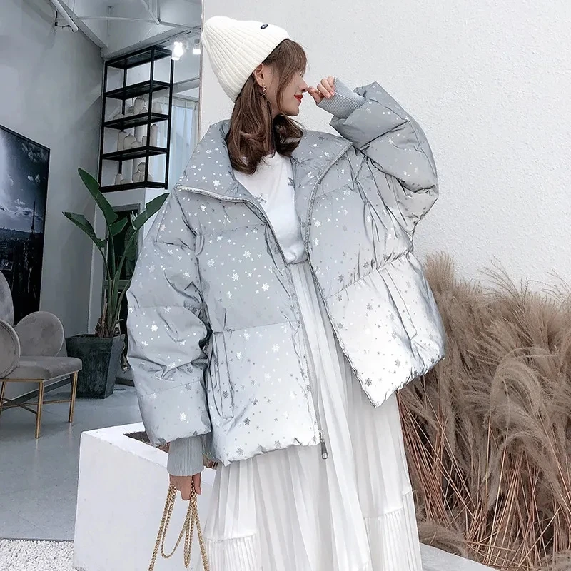 Bright Snowflake Down Cotton Jacket Women 2023 Winter New Fashion Loose Casual Bread Coat Female Large Size Thick Short Parkas
Bright Snowflake Down Cotton Jacket Women 2023 Winter New Fashion Loose Casual Bread Coat Female Large Size Thick Short Parkas