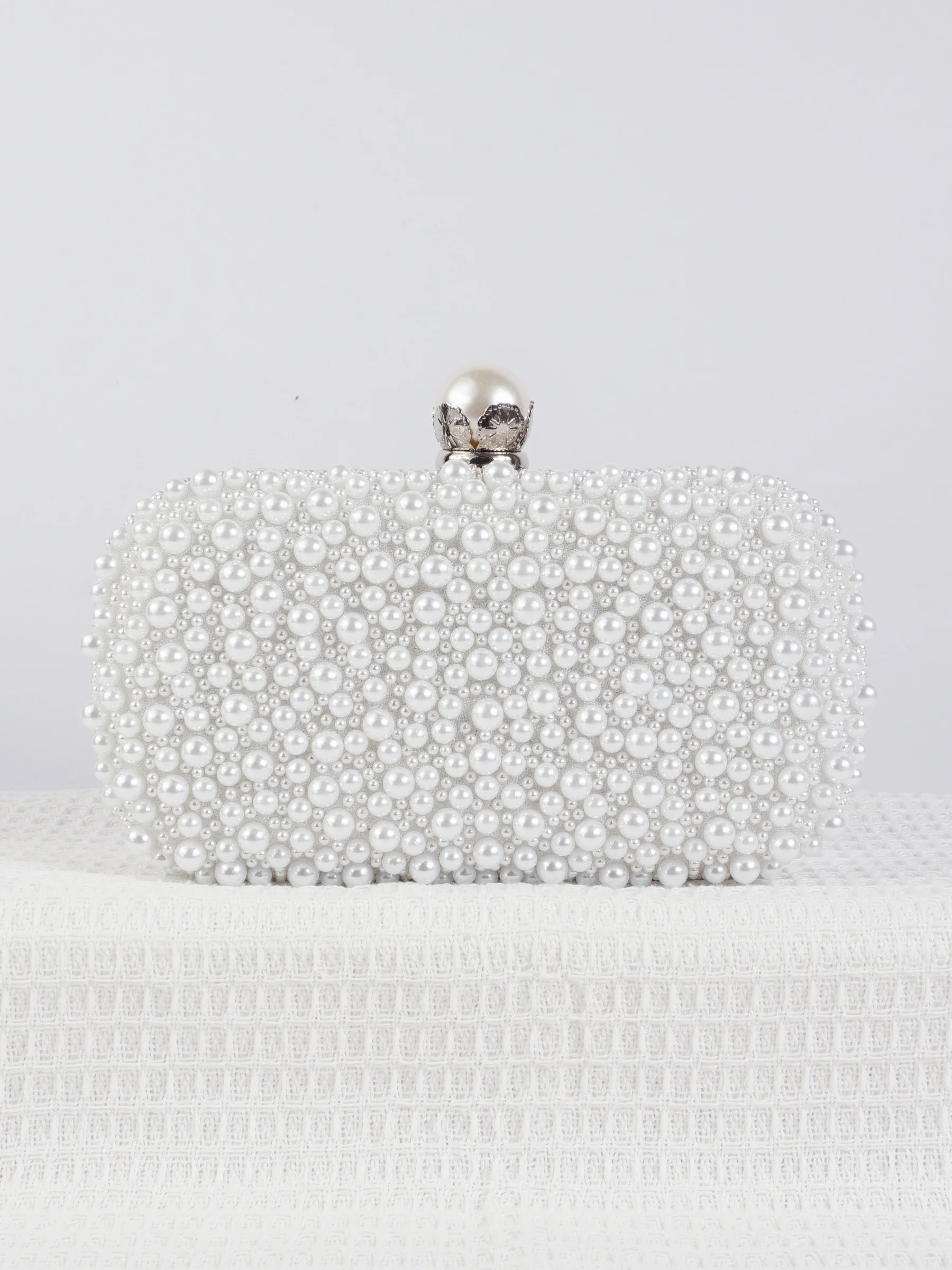 Pearl dinner bag with soft surface buckle, women's shoulder bag, crossbody small square bag, bride's evening dress bag
Pearl dinner bag with soft surface buckle, women's shoulder bag, crossbody small square bag, bride's evening dress bag