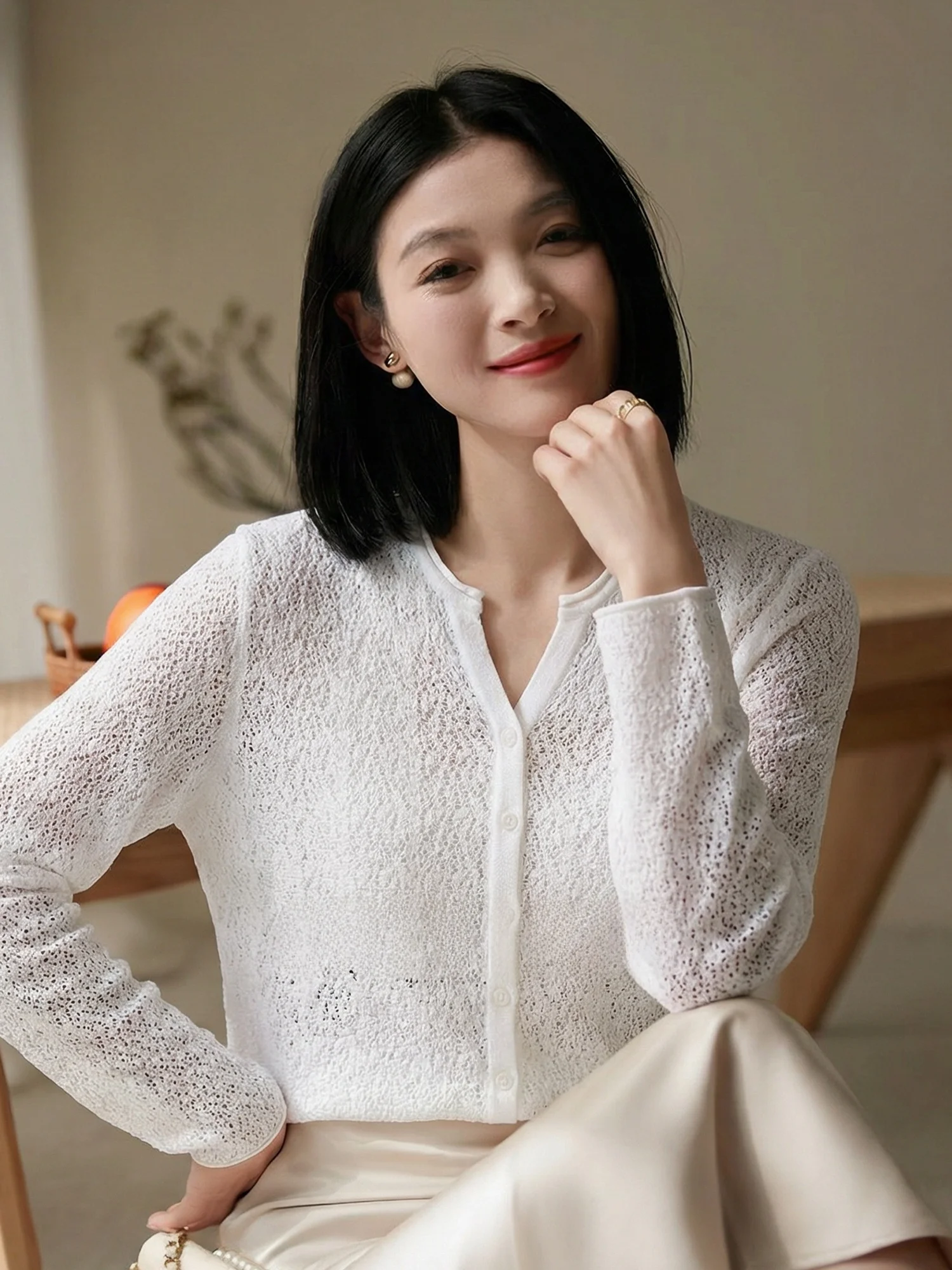 Элегантный вязаный кардиган с V-образным вырезом и ажурными элементами из шелка и шерсти, легкий, роскошный, весенний, модный, для женщин, от Chivirin, мягкий, стандартный крой
Элегантный вязаный кардиган с V-образным вырезом и ажурными элементами из шелка и шерсти, легкий, роскошный, весенний, модный, для женщин, от Chivirin, мягкий, стандартный крой