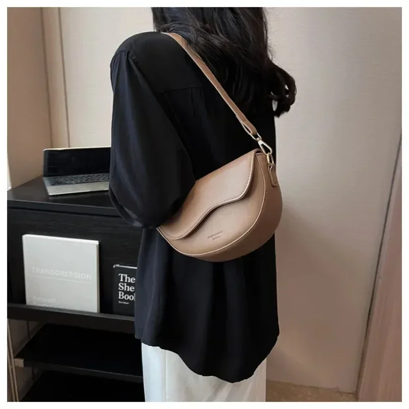 Women 2025 New Popular Retro Hundred Crossbody Fashion Shoulder Armpit Saddle Retro Pure Color Flap Texture Wideband Crossbody
Women 2025 New Popular Retro Hundred Crossbody Fashion Shoulder Armpit Saddle Retro Pure Color Flap Texture Wideband Crossbody
