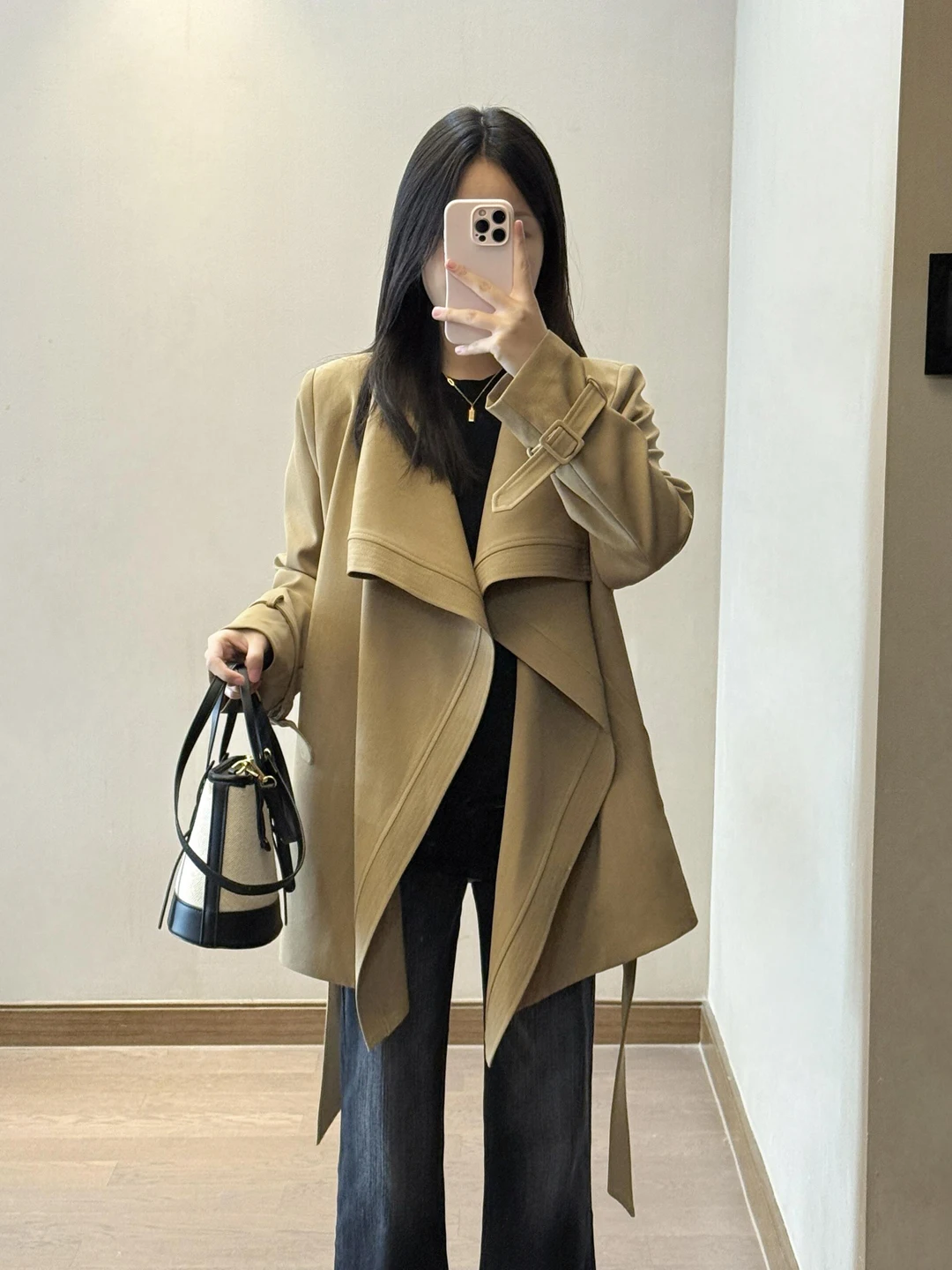 Korean Design Khaki Color Women's Mid-Length Coat with Waist-Cinching Large Collar Commute Outerwear Elegant Versatile
Korean Design Khaki Color Women's Mid-Length Coat with Waist-Cinching Large Collar Commute Outerwear Elegant Versatile
