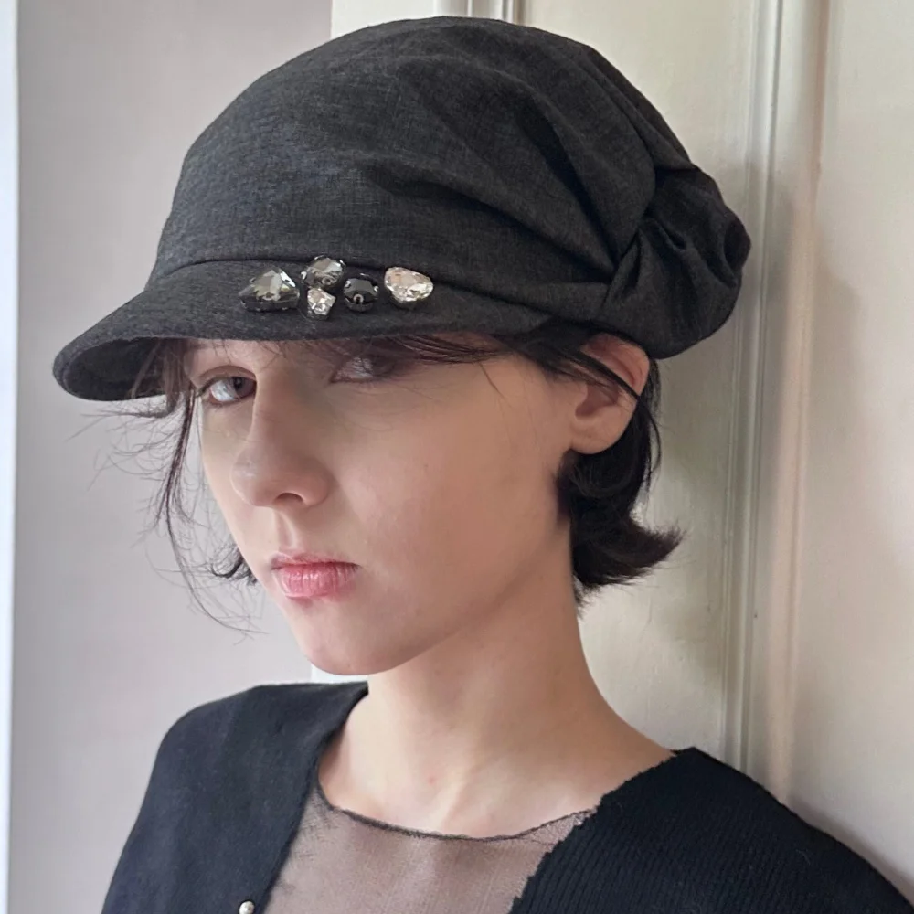 Y2K Retro Rhinestone Berets Summer Thin Twist Octagonal Hat Show Small Face Sunshade Niche Fashion Newsboy Cap for Ladies
Y2K Retro Rhinestone Berets Summer Thin Twist Octagonal Hat Show Small Face Sunshade Niche Fashion Newsboy Cap for Ladies