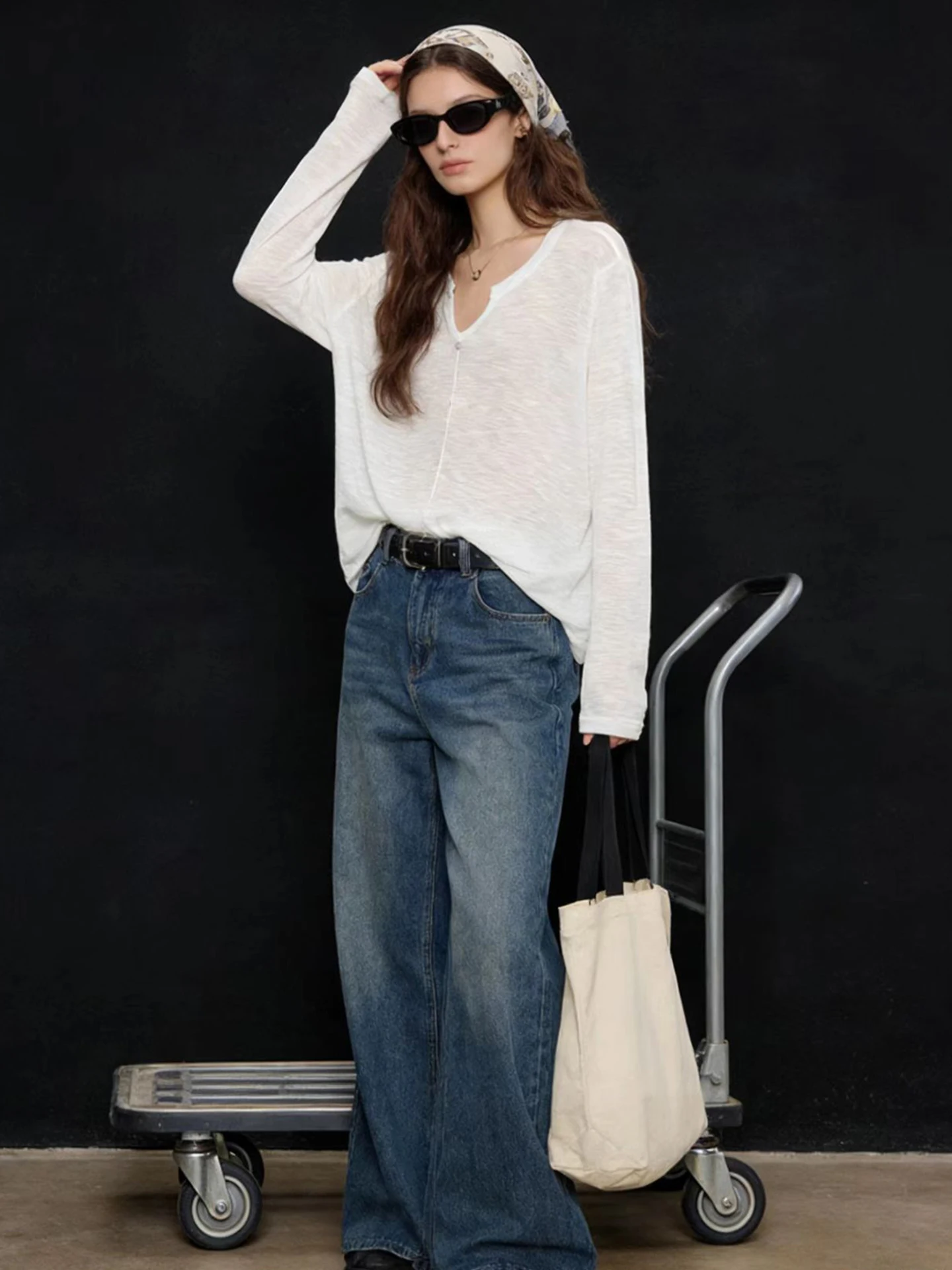 HUAAPPUW V-Neck Knitted Loose T-Shirt Women's Spring 2026 New Leisure Style Breathable Long Sleeve Pure Color Top
HUAAPPUW V-Neck Knitted Loose T-Shirt Women's Spring 2026 New Leisure Style Breathable Long Sleeve Pure Color Top