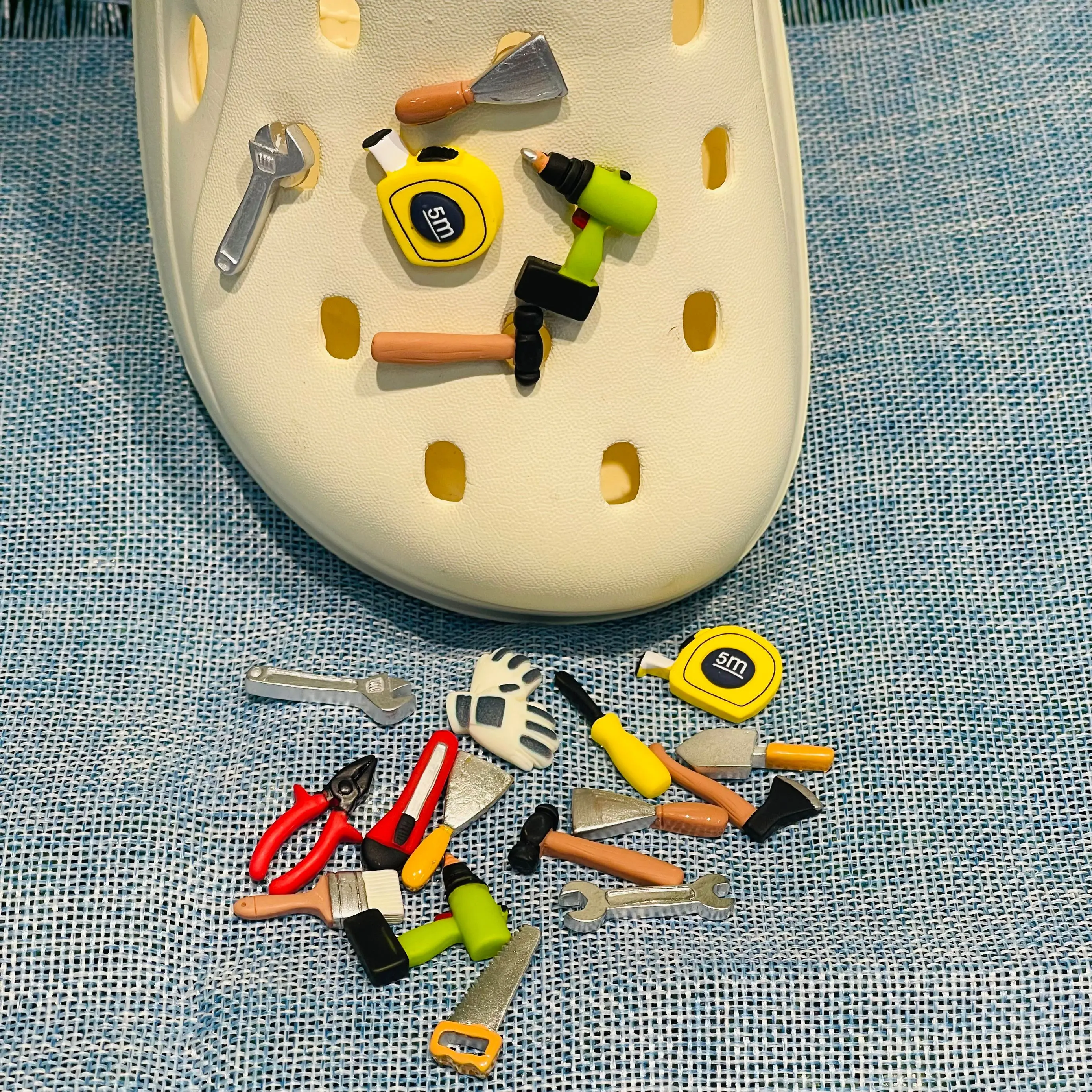 15PCS Cartoon Repair Tools Saw Hammer Resin Sandals Shoe Charms Decorations for DIY Bracelets Garden Hole Slipper Accessories
15PCS Cartoon Repair Tools Saw Hammer Resin Sandals Shoe Charms Decorations for DIY Bracelets Garden Hole Slipper Accessories