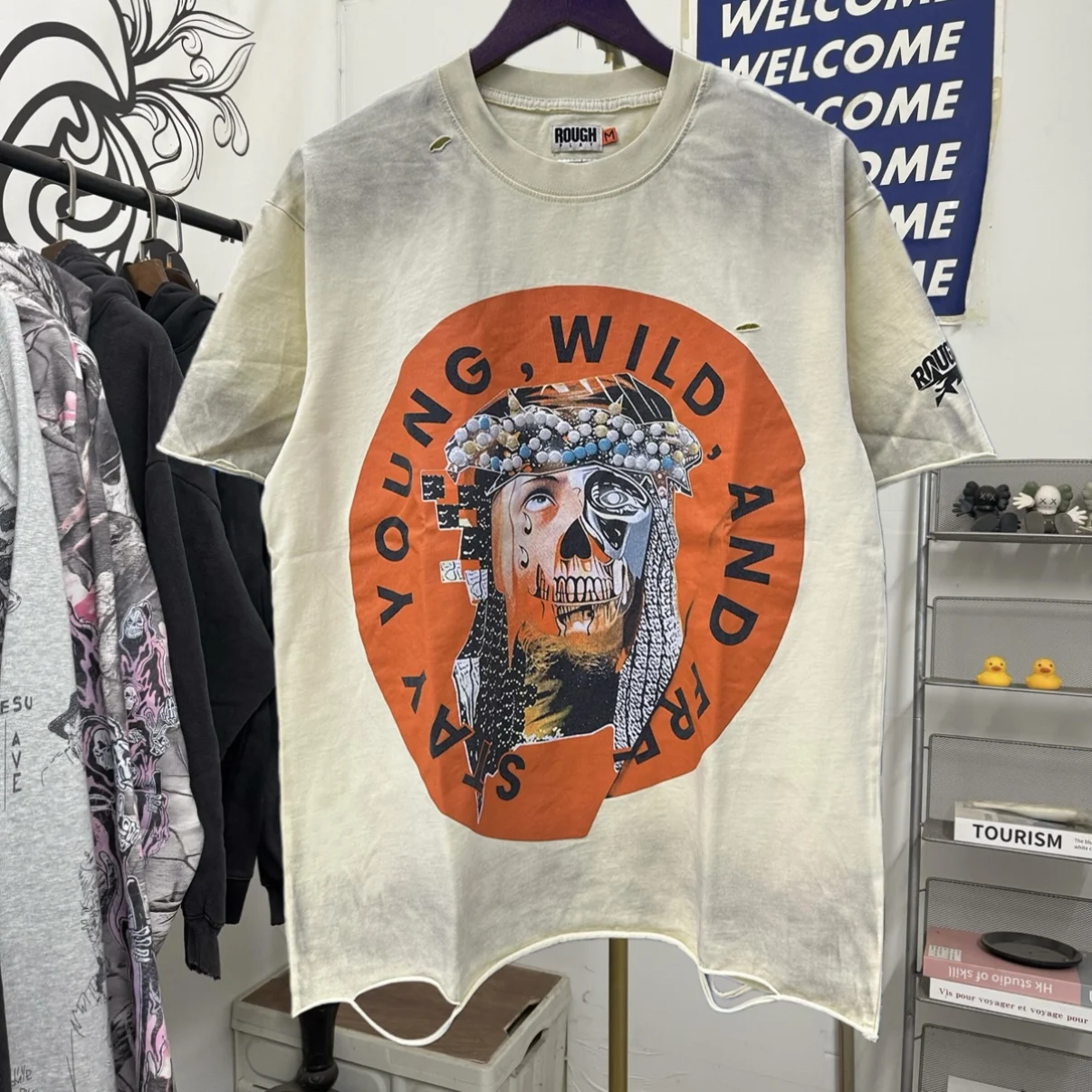 Футболка Rouglay с механическим принтом скелета, рваными элементами, эффектом потертости, свободного кроя, из хлопка и полиэстера.
Футболка Rouglay с механическим принтом скелета, рваными элементами, эффектом потертости, свободного кроя, из хлопка и полиэстера.