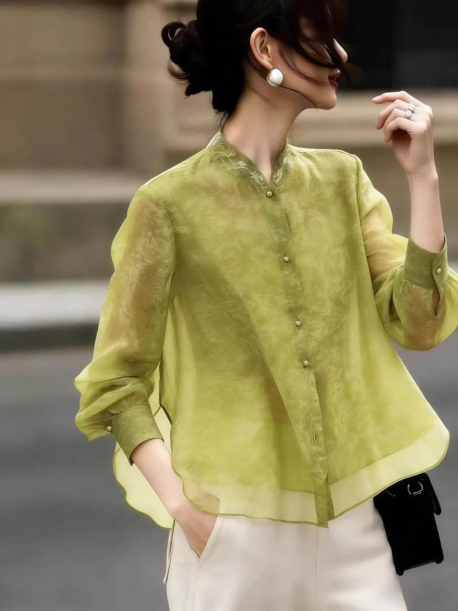 New Chinese High-End Stand-Up Collar Long-Sleeved Shirt Women's 2026 Spring New Fashion Commuter Style Loose Temperament Top
New Chinese High-End Stand-Up Collar Long-Sleeved Shirt Women's 2026 Spring New Fashion Commuter Style Loose Temperament Top
