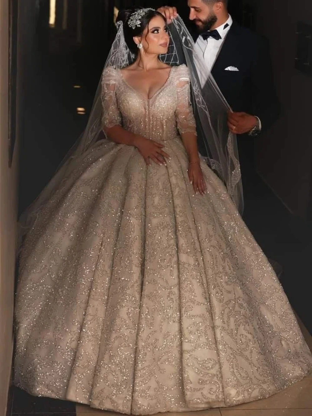 Elegant Champagne V Neck Ball Gown Wedding Dress Half Sleeve Crystal Beaded Corset Back Glitter Princess Bridal Gown Customized
Elegant Champagne V Neck Ball Gown Wedding Dress Half Sleeve Crystal Beaded Corset Back Glitter Princess Bridal Gown Customized