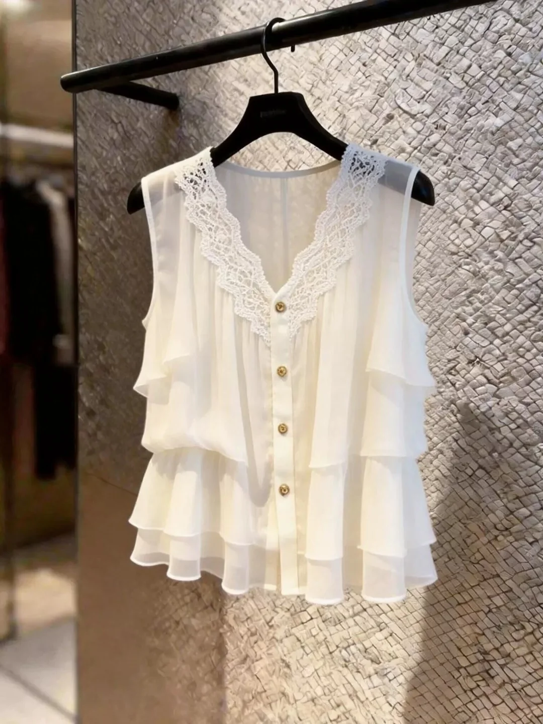 Fashionable Hollow out V-Neck Sleeveless Vest Women's Top Elegant Unique Design Summer 2026 Silk Blend Commute Style
Fashionable Hollow out V-Neck Sleeveless Vest Women's Top Elegant Unique Design Summer 2026 Silk Blend Commute Style