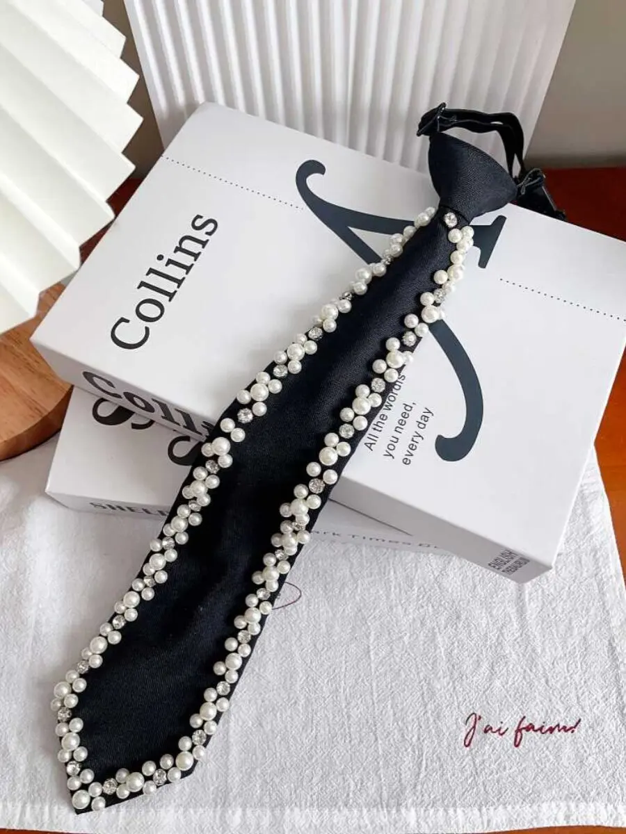 Original Design Plastic Pearls Rhinesrtone Rivet Studded Neck Tie for Women Vintage JK Pre-tie Shirt Jewelry Bow Tie Decoration
Original Design Plastic Pearls Rhinesrtone Rivet Studded Neck Tie for Women Vintage JK Pre-tie Shirt Jewelry Bow Tie Decoration
