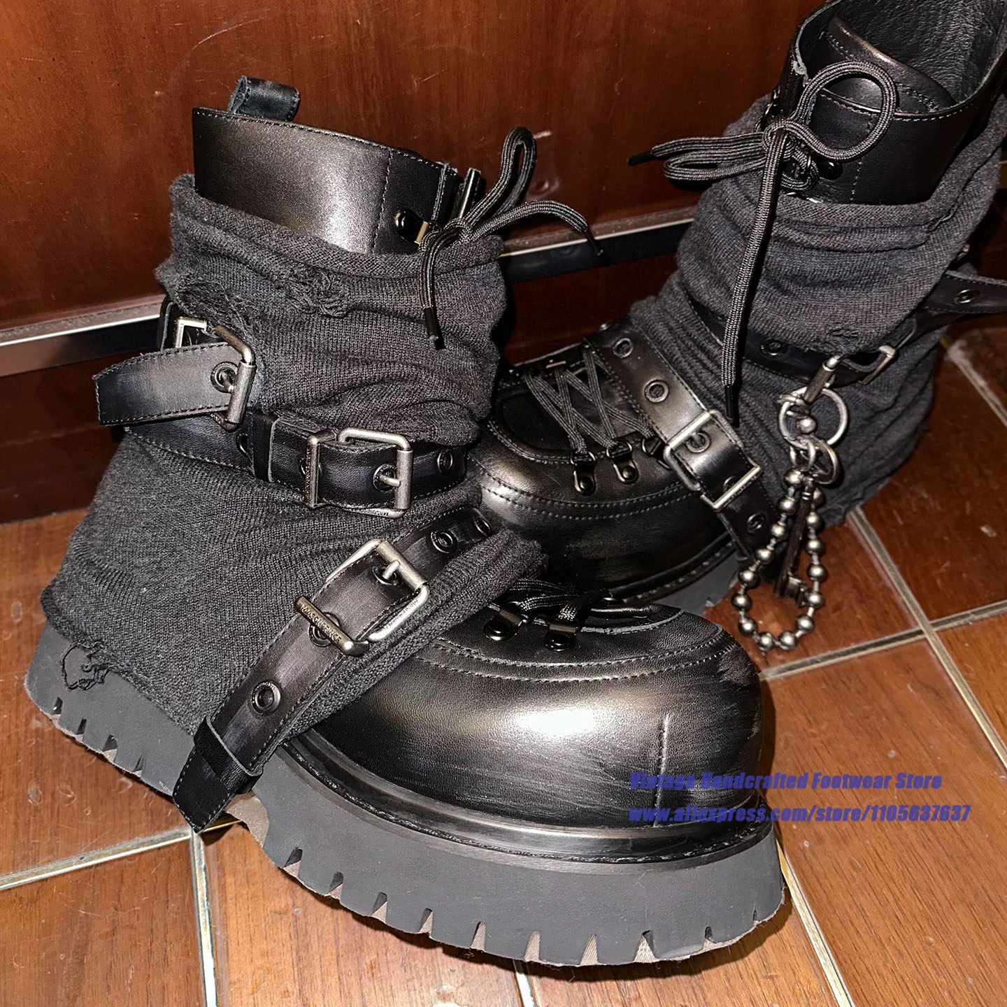 Black Leather Platform Multi Adjustable Buckle Straps Boots Vintage Key & Bead Chain Lace Up Round Toe Thick-Soled Men's Boots
Black Leather Platform Multi Adjustable Buckle Straps Boots Vintage Key & Bead Chain Lace Up Round Toe Thick-Soled Men's Boots