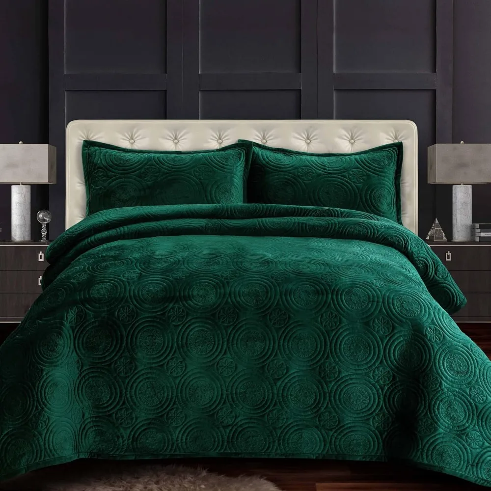 Luxurious Oversized Velvet 3-Piece King Bedding Set with Soft Quilted Fabric, Emerald Green, Consists of One Quilt and Two Pillo
Luxurious Oversized Velvet 3-Piece King Bedding Set with Soft Quilted Fabric, Emerald Green, Consists of One Quilt and Two Pillo