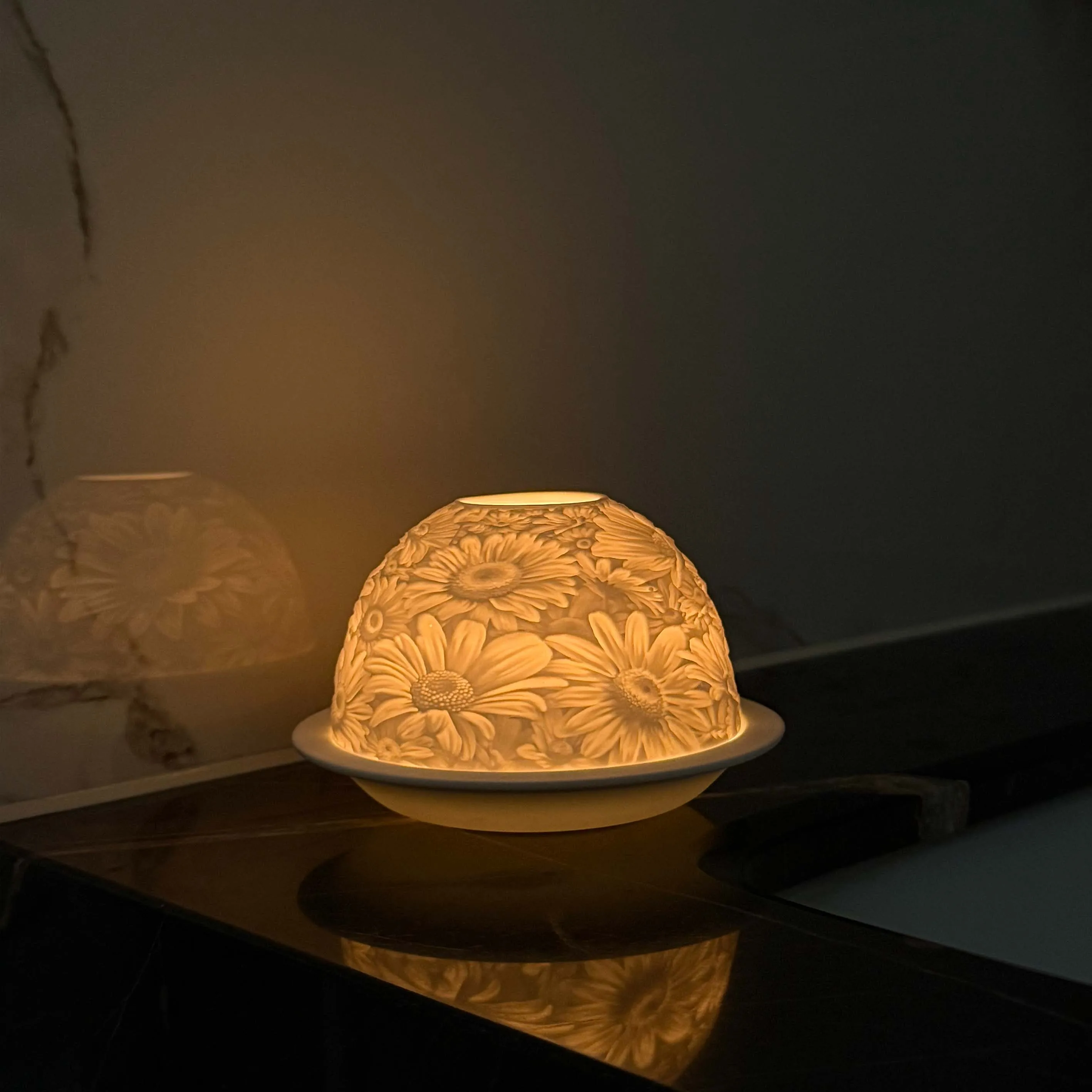 Lumina Ceramic Flowers Tea Light Candle Dome Holder Candlestick for Women Girlfriend Gifts Room Wedding Dinner Home Decor Items
Lumina Ceramic Flowers Tea Light Candle Dome Holder Candlestick for Women Girlfriend Gifts Room Wedding Dinner Home Decor Items