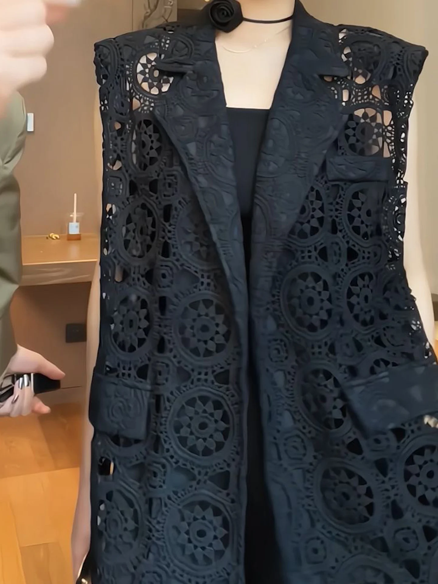 Korean Style Hollow out Layering Women's Vest Summer New Design Loose Sleeveless Suit Collar Top Trendy Breathable Casual Wear
Korean Style Hollow out Layering Women's Vest Summer New Design Loose Sleeveless Suit Collar Top Trendy Breathable Casual Wear