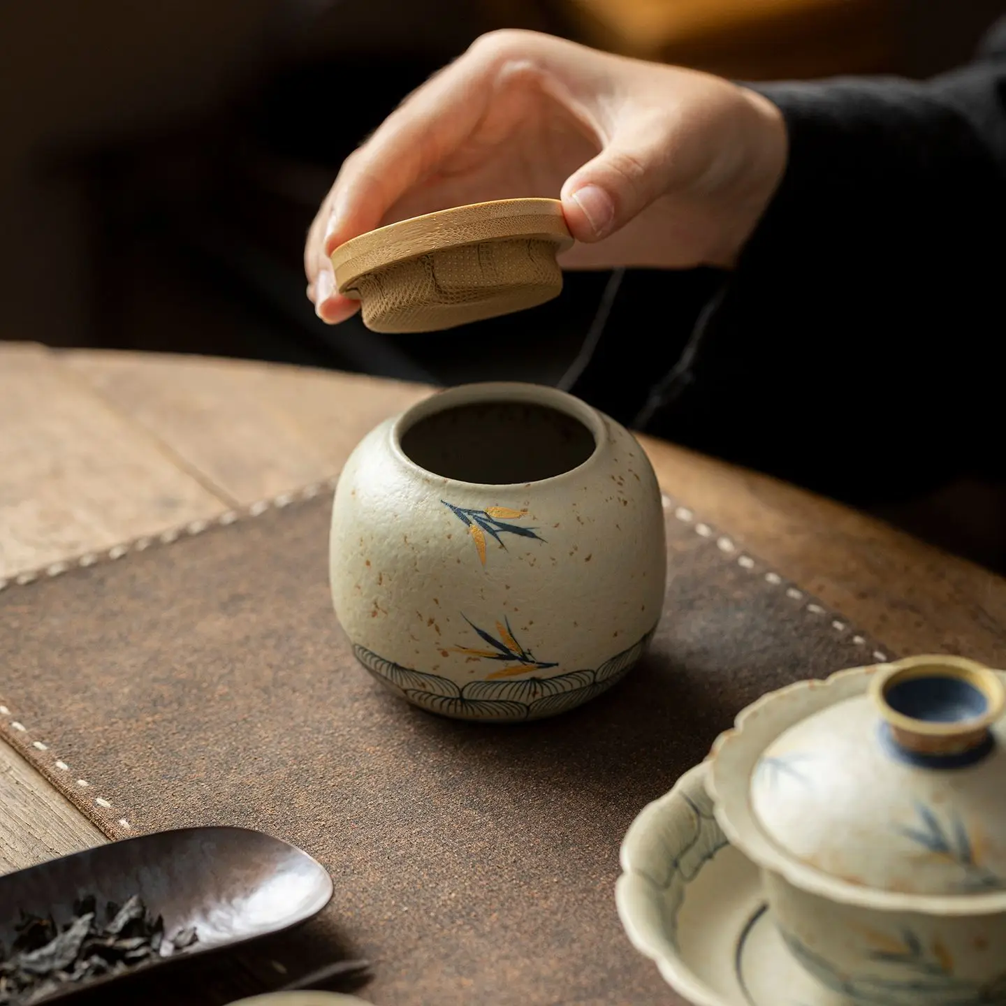 Hand Painted Bamboo Shadow Blue and White Fire Stone Red Ceramic Tea Jar Sealed Small Size Storage Pu'er Black Green Container
Hand Painted Bamboo Shadow Blue and White Fire Stone Red Ceramic Tea Jar Sealed Small Size Storage Pu'er Black Green Container