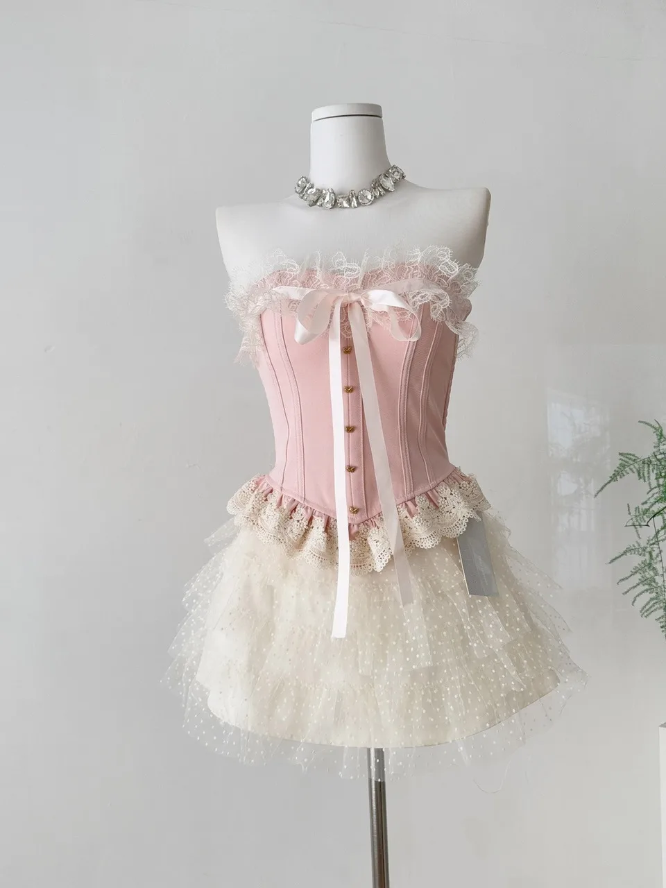 Retro Court Style Lace Trim Waist Cinched Tube Top Vest High Waist Slimming Mesh Flared Half Skirt Spicy Girl Outfit Set
Retro Court Style Lace Trim Waist Cinched Tube Top Vest High Waist Slimming Mesh Flared Half Skirt Spicy Girl Outfit Set