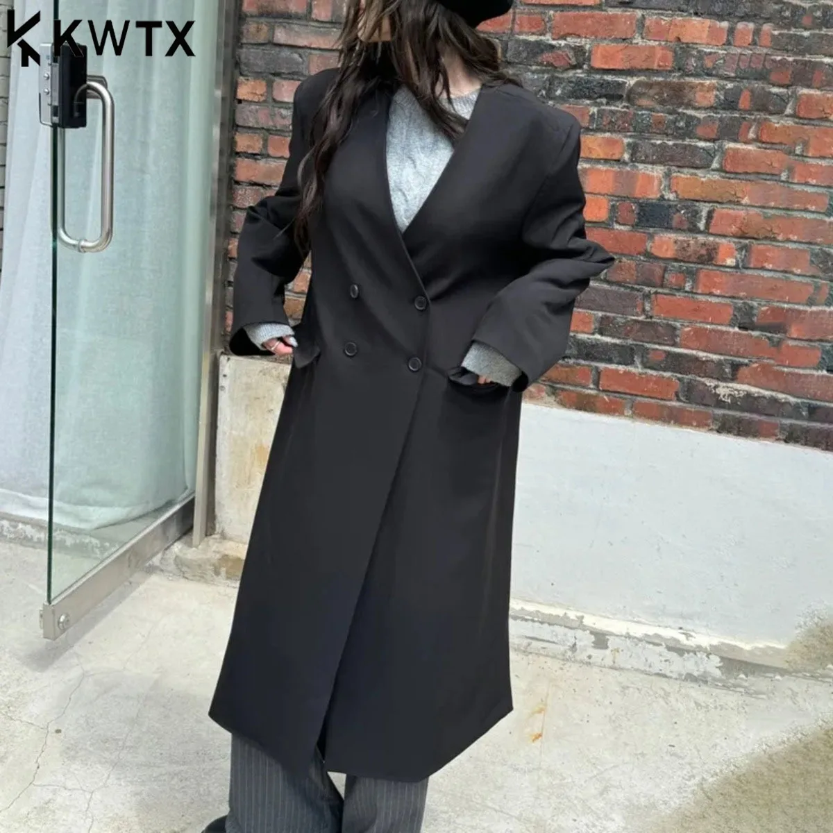KWTX 2025 женский двубортный плащ с v-образным вырезом, длинный пиджак, однотонный минималистичный осенне-зимний повседневный пиджак
KWTX 2025 женский двубортный плащ с v-образным вырезом, длинный пиджак, однотонный минималистичный осенне-зимний повседневный пиджак