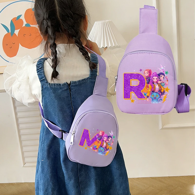 Сумка-рюкзак KPop Demon Hunters для девочек, аниме-мультяшная, с 26 буквами алфавита, тканевая, на плечо, для студентов, мини-портативная, через плечо, подарки
Сумка-рюкзак KPop Demon Hunters для девочек, аниме-мультяшная, с 26 буквами алфавита, тканевая, на плечо, для студентов, мини-портативная, через плечо, подарки