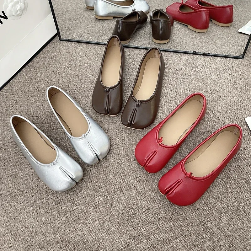 2025 Fashion Design Women's Flat Split Toe Shoes Women Microfiber Leather Comfortable Flat Split Toe Slippers Soft Sole Loafers
2025 Fashion Design Women's Flat Split Toe Shoes Women Microfiber Leather Comfortable Flat Split Toe Slippers Soft Sole Loafers