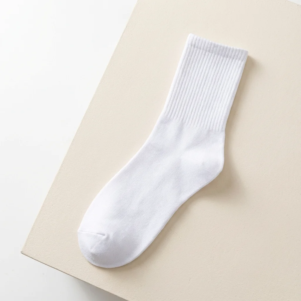 Спортивные белые носки, дышащие и амортизирующие, идеально подходят для бега, тренажерного зала и активного отдыха на природе.
Спортивные белые носки, дышащие и амортизирующие, идеально подходят для бега, тренажерного зала и активного отдыха на природе.