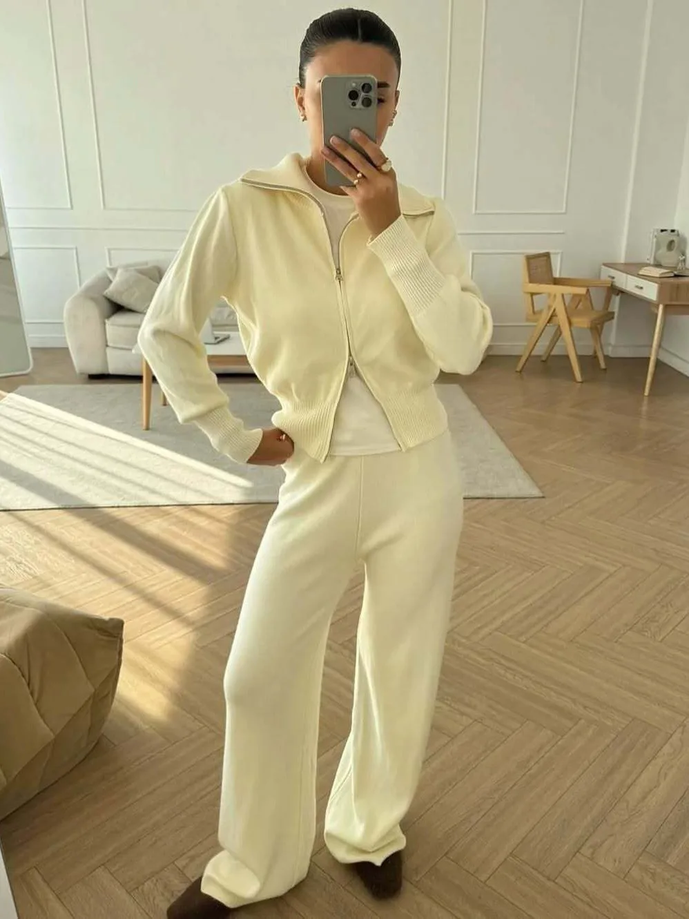 Костюм для женщин, вязаный кардиган на молнии с длинными рукавами, повседневные модные брюки, комплект из двух предметов, осенне-зимний простой офисный женский комплект
Костюм для женщин, вязаный кардиган на молнии с длинными рукавами, повседневные модные брюки, комплект из двух предметов, осенне-зимний простой офисный женский комплект