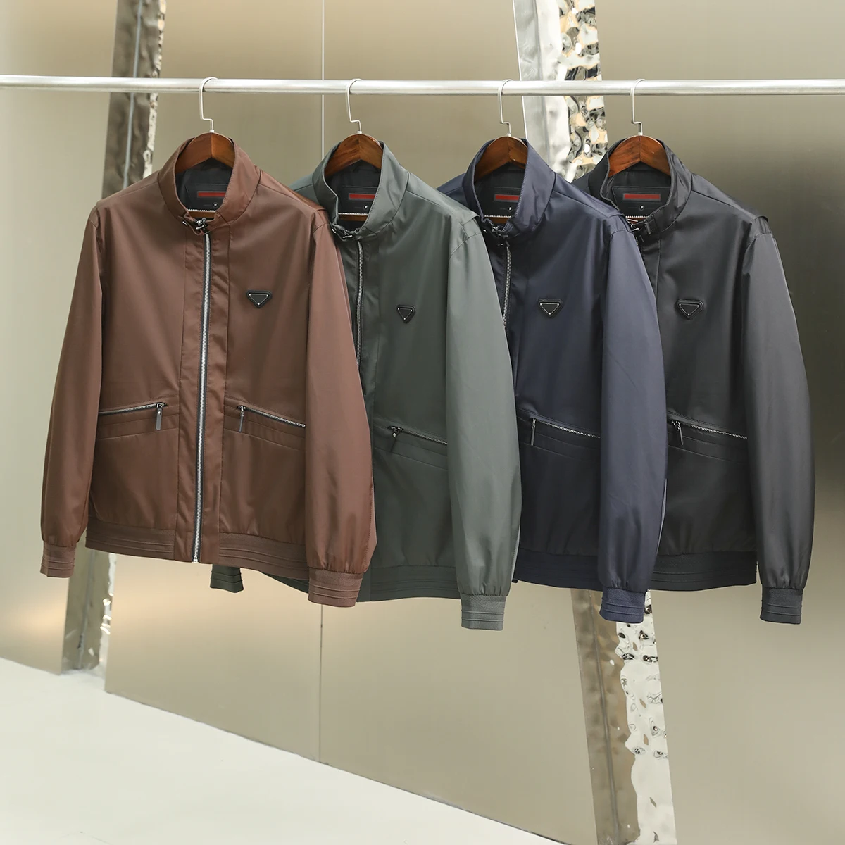 Мужская куртка из ткани с эффектом памяти, устойчивой к сминанию, с воротником-стойкой, ветрозащитная, водоотталкивающая, модная, городская, из нейлона и спандекса, осень-зима
Мужская куртка из ткани с эффектом памяти, устойчивой к сминанию, с воротником-стойкой, ветрозащитная, водоотталкивающая, модная, городская, из нейлона и спандекса, осень-зима