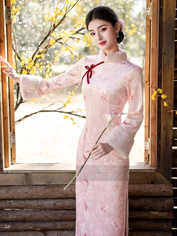 Ele Pink Velvet Long Sve Qipao Young Sle Thiened Women's New 2026 Chinese Version Winter Warm Floral Pattern
Ele Pink Velvet Long Sve Qipao Young Sle Thiened Women's New 2026 Chinese Version Winter Warm Floral Pattern