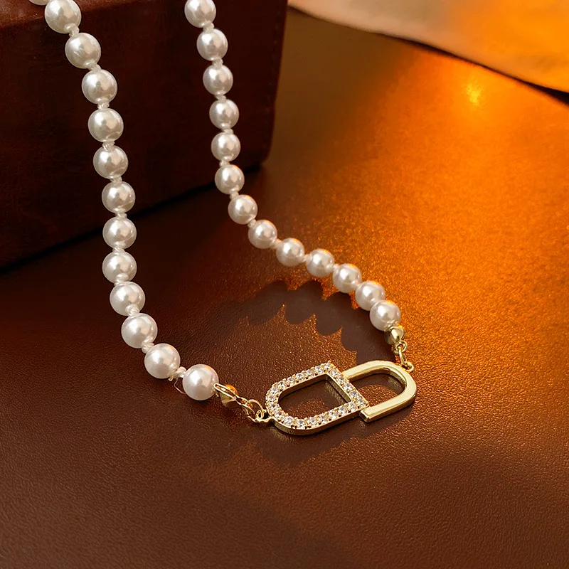 A Zircon Letter Necklace with A European and American Style, A Versatile Collarbone Chain, and A Light Luxury Necklace for Women 
A Zircon Letter Necklace with A European and American Style, A Versatile Collarbone Chain, and A Light Luxury Necklace for Women