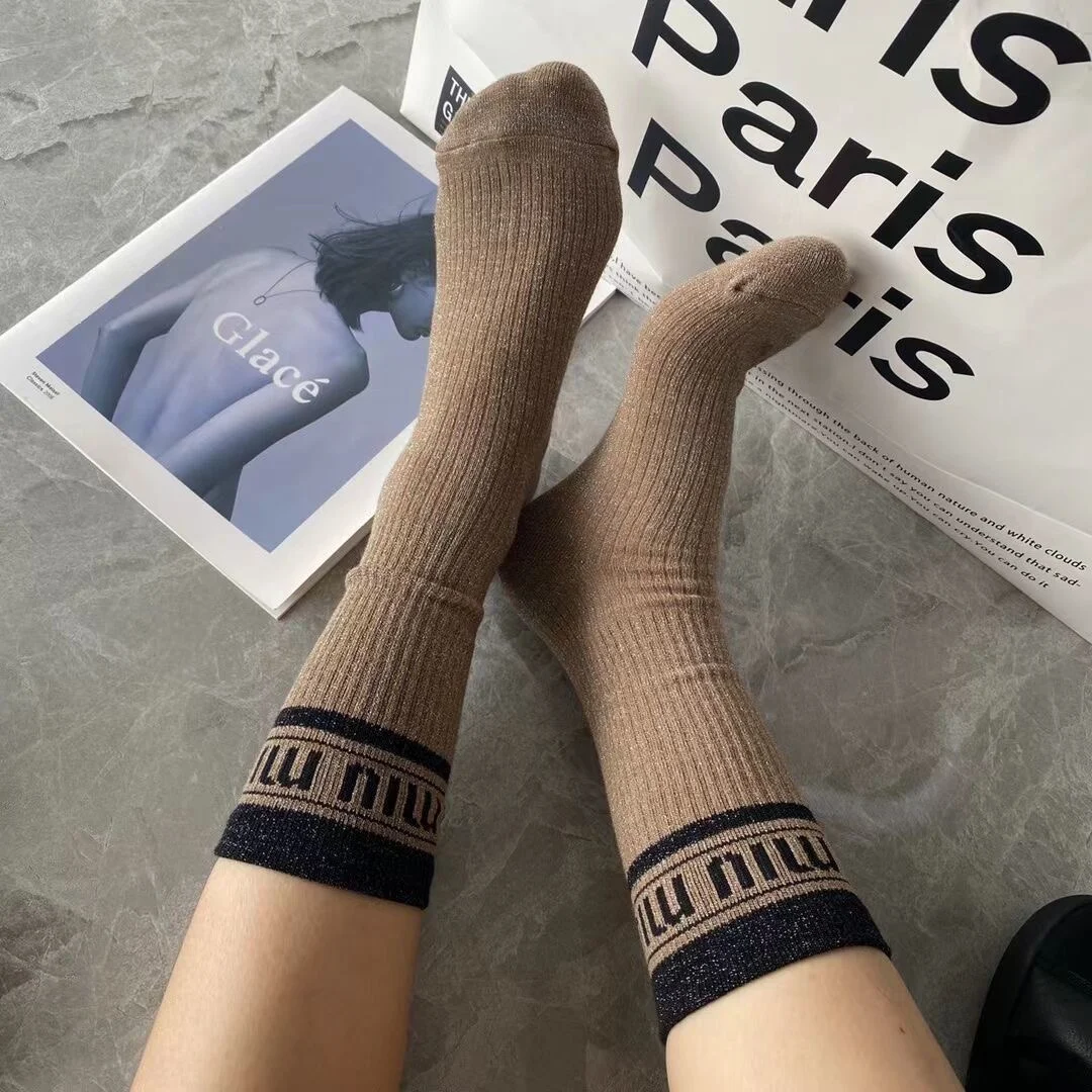 Trendy Bright Silk Jacquard Letters Vintage Autumn Winter Medium Tube Stockings for Women All-match Cotton Socks 4colors
Trendy Bright Silk Jacquard Letters Vintage Autumn Winter Medium Tube Stockings for Women All-match Cotton Socks 4colors