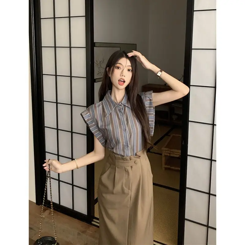 Retro Stripe Design Small Flying Sleeve Shirt High Waist Split Skirt Women's Summer 2025 Fashion Suit
Retro Stripe Design Small Flying Sleeve Shirt High Waist Split Skirt Women's Summer 2025 Fashion Suit