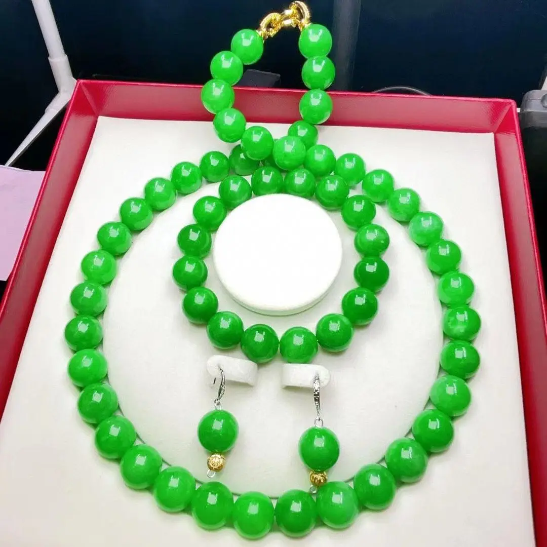 Myanmar natural jadeite old pit Manyang mung bean green 12mm round beads jade women's three-piece set earrings necklace
Myanmar natural jadeite old pit Manyang mung bean green 12mm round beads jade women's three-piece set earrings necklace