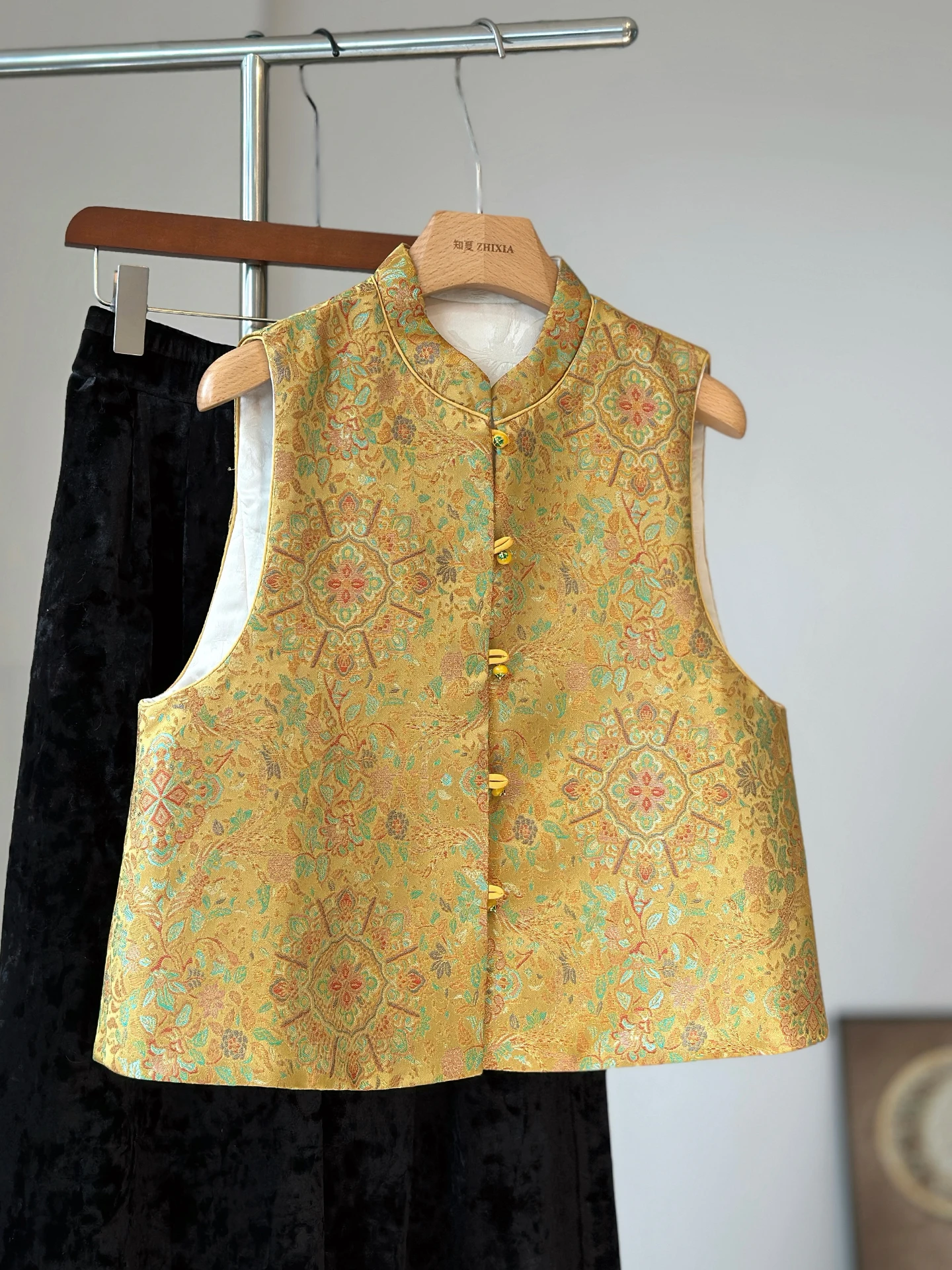 Chinese Style Song Dynasty Brocade Jacquard Vest Female Autumn Quilted Outer Wear National Thickened Young Improve Suit
Chinese Style Song Dynasty Brocade Jacquard Vest Female Autumn Quilted Outer Wear National Thickened Young Improve Suit