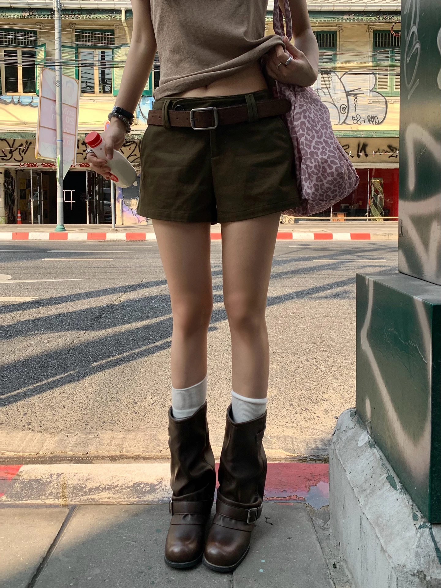 Retro Straight Leg Short Pants for Women Summer Slimming Commute Casual Cotton Trousers Low Waist Button Strip Design
Retro Straight Leg Short Pants for Women Summer Slimming Commute Casual Cotton Trousers Low Waist Button Strip Design