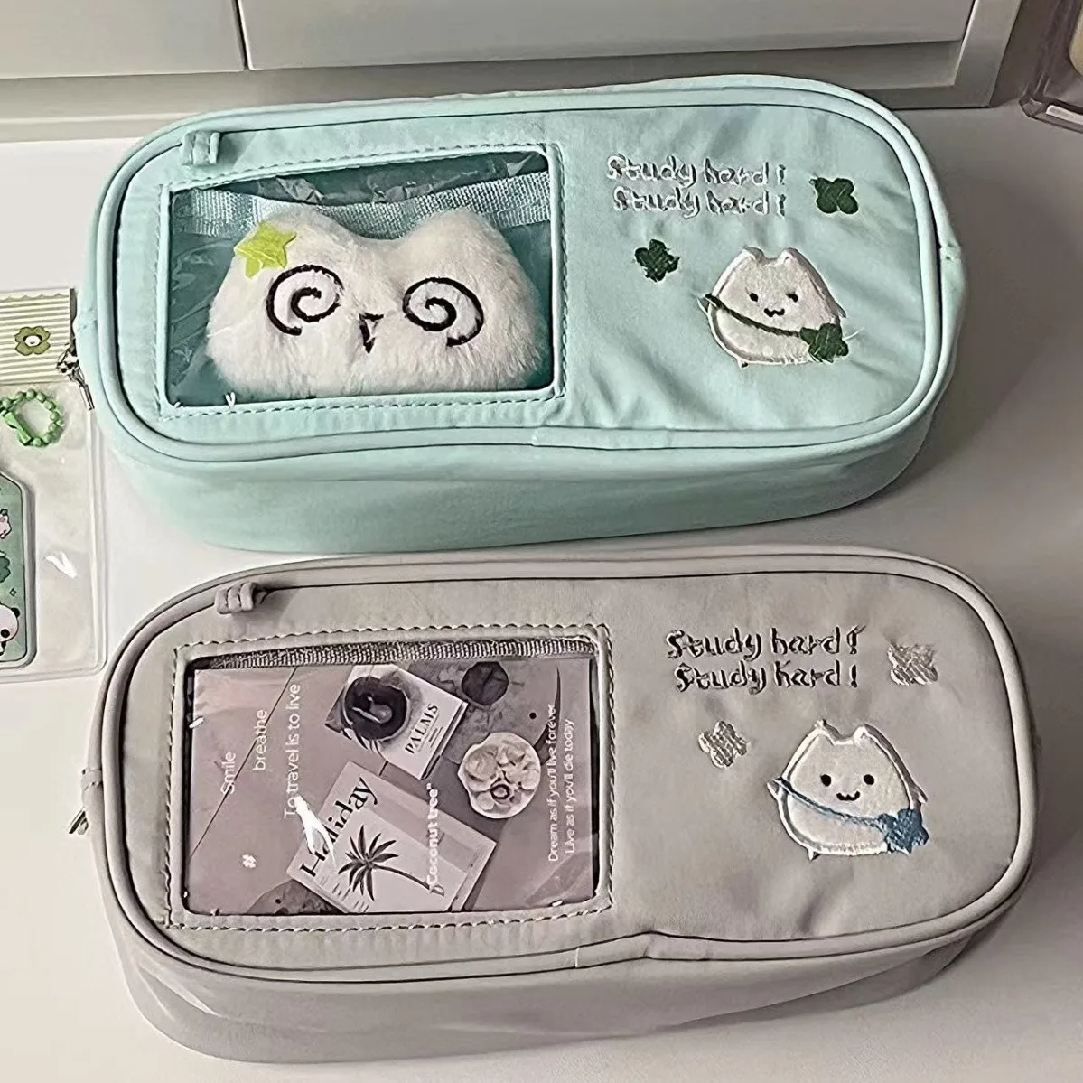 Модный креативный пенал в виде четырехлистного клевера, многофункциональный, высококачественный, вместительный, для хранения канцелярских принадлежностей
Модный креативный пенал в виде четырехлистного клевера, многофункциональный, высококачественный, вместительный, для хранения канцелярских принадлежностей