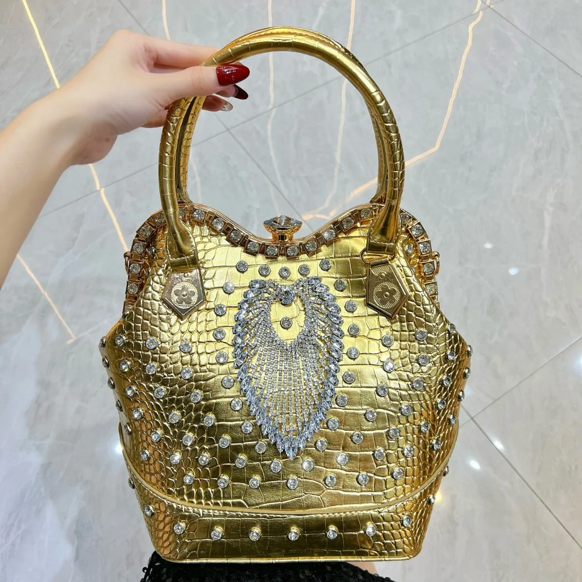 New bag women's large-capacity handbag exquisite diamond-encrusted dinner banquet large bag fashionable shoulder messenger bag
New bag women's large-capacity handbag exquisite diamond-encrusted dinner banquet large bag fashionable shoulder messenger bag