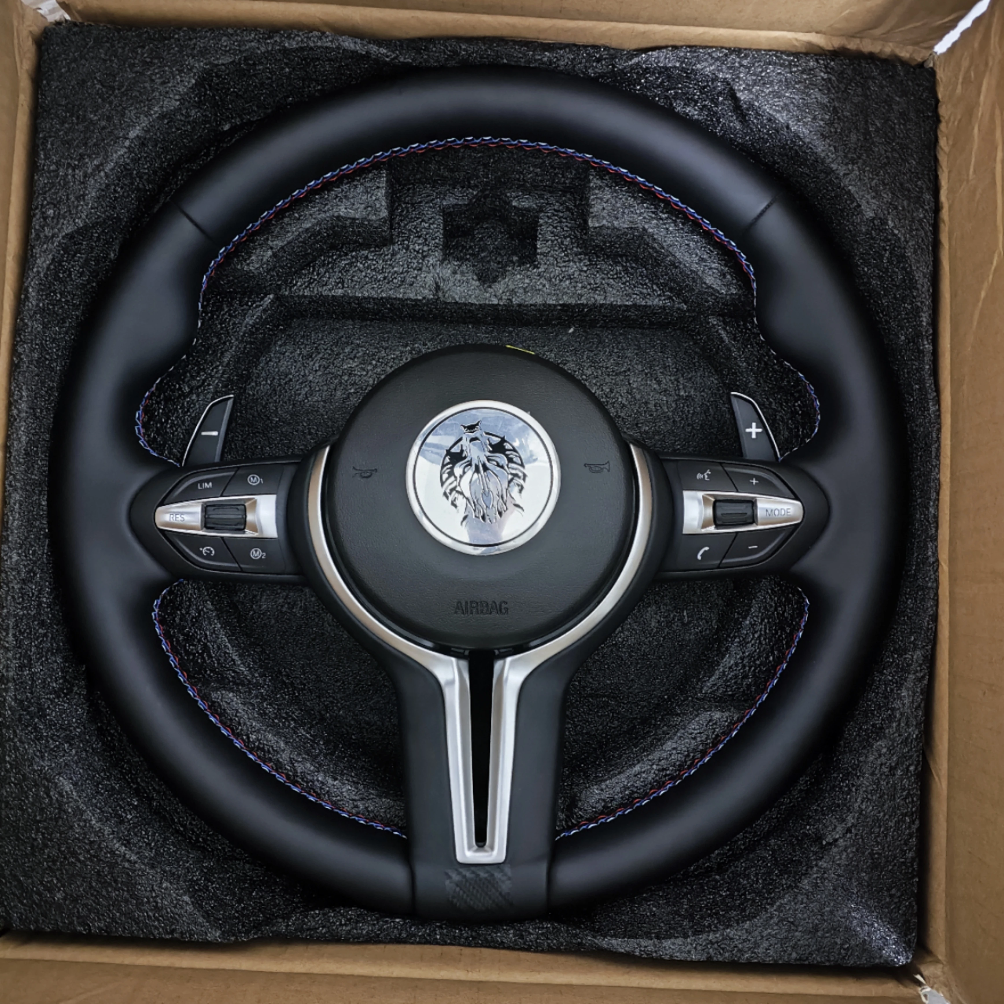 Кожаный руль M Performance подходит для BMW F30 F32 F10 F20 F07 F01 E46 E60 E90 M3 M4 M5 M7 Светодиодный руль из углеродного волокна
Кожаный руль M Performance подходит для BMW F30 F32 F10 F20 F07 F01 E46 E60 E90 M3 M4 M5 M7 Светодиодный руль из углеродного волокна