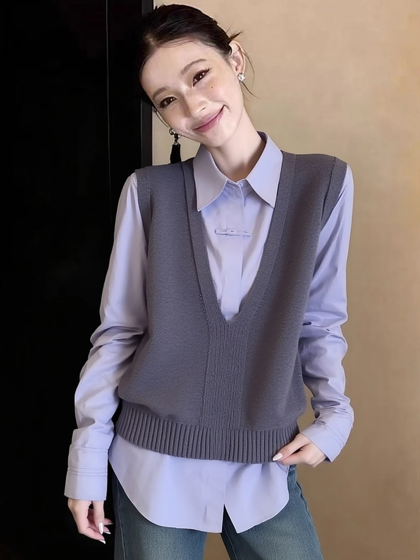 Versatile Knitted V-Neck Vest Layering Shirt Loose Spring Fashion Elegant Age-Defying Base Layer Top for Women
Versatile Knitted V-Neck Vest Layering Shirt Loose Spring Fashion Elegant Age-Defying Base Layer Top for Women