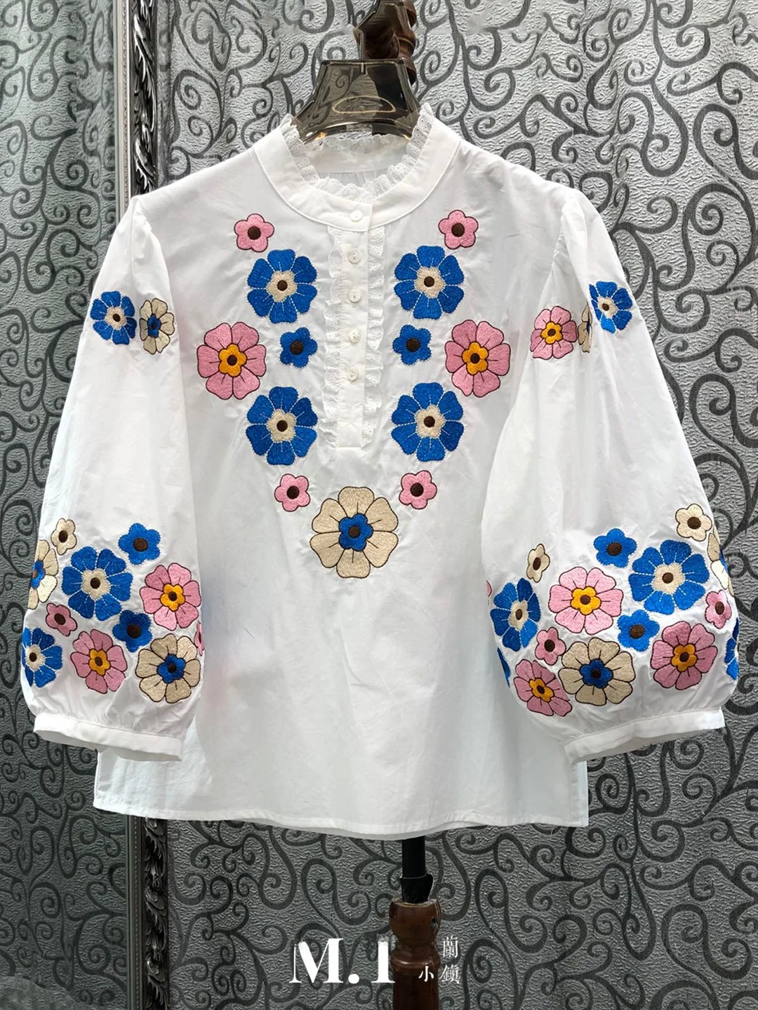Milan Small Town High Version Lady Style Embroidered Flower Half Collar Overhead Lantern Sleeve Top Original Design ...
Milan Small Town High Version Lady Style Embroidered Flower Half Collar Overhead Lantern Sleeve Top Original Design ...