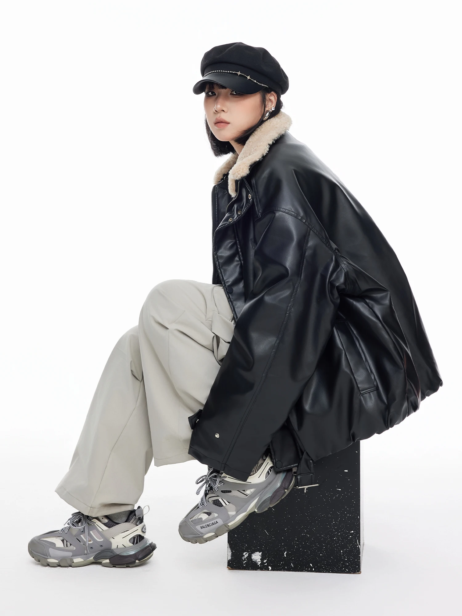 Retro American Letter PU Leather Stand Collar Loose Cotton Jaet Women's Autumn Winter New Sle Lazy Faion Cotton Coat
Retro American Letter PU Leather Stand Collar Loose Cotton Jaet Women's Autumn Winter New Sle Lazy Faion Cotton Coat