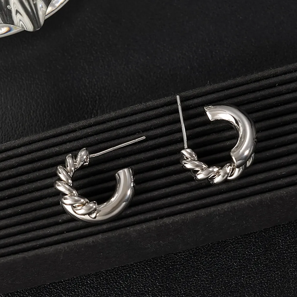 European And American Twist C Shape Earrings Temperament High Quality Simple Earrings
European And American Twist C Shape Earrings Temperament High Quality Simple Earrings