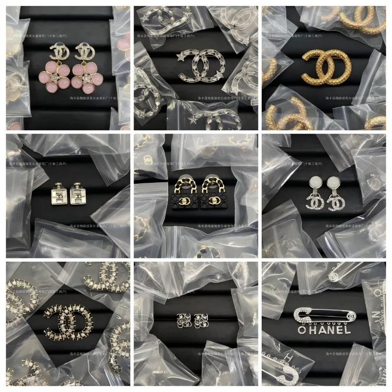 The stylish S925 silver earrings add luster and are the best choice for banquets, suitable for all kinds of outfits
The stylish S925 silver earrings add luster and are the best choice for banquets, suitable for all kinds of outfits