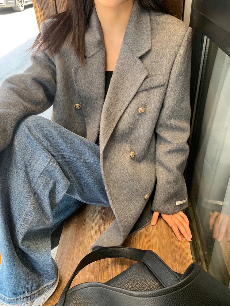 2023 Lyon Winter Metal Buckle Double Sided Long Plush Coat Women's Short Suit Style Versatile Wool Coat
2023 Lyon Winter Metal Buckle Double Sided Long Plush Coat Women's Short Suit Style Versatile Wool Coat