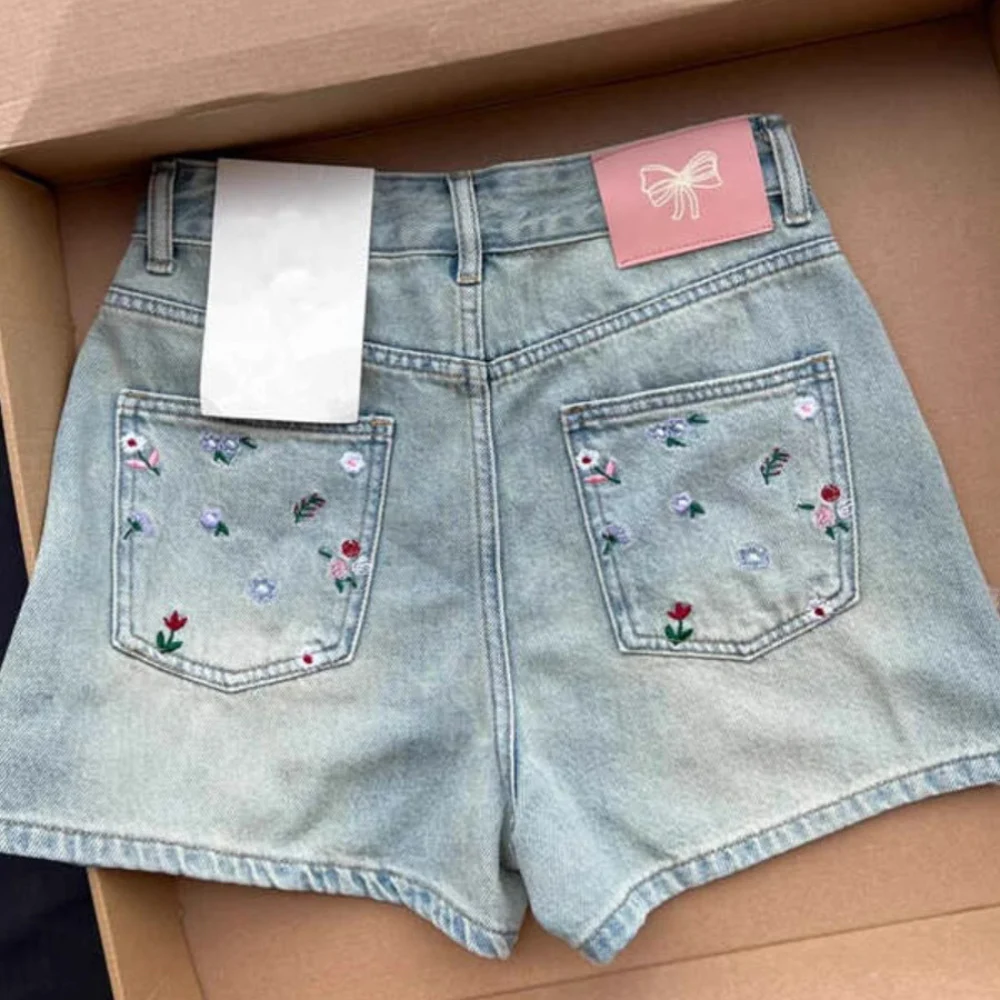 Summer Floral Embroidery Denim Shorts Women New Casual All-Match High Waist Short Jeans Korean Chic Party Club Short for Ladies
Summer Floral Embroidery Denim Shorts Women New Casual All-Match High Waist Short Jeans Korean Chic Party Club Short for Ladies