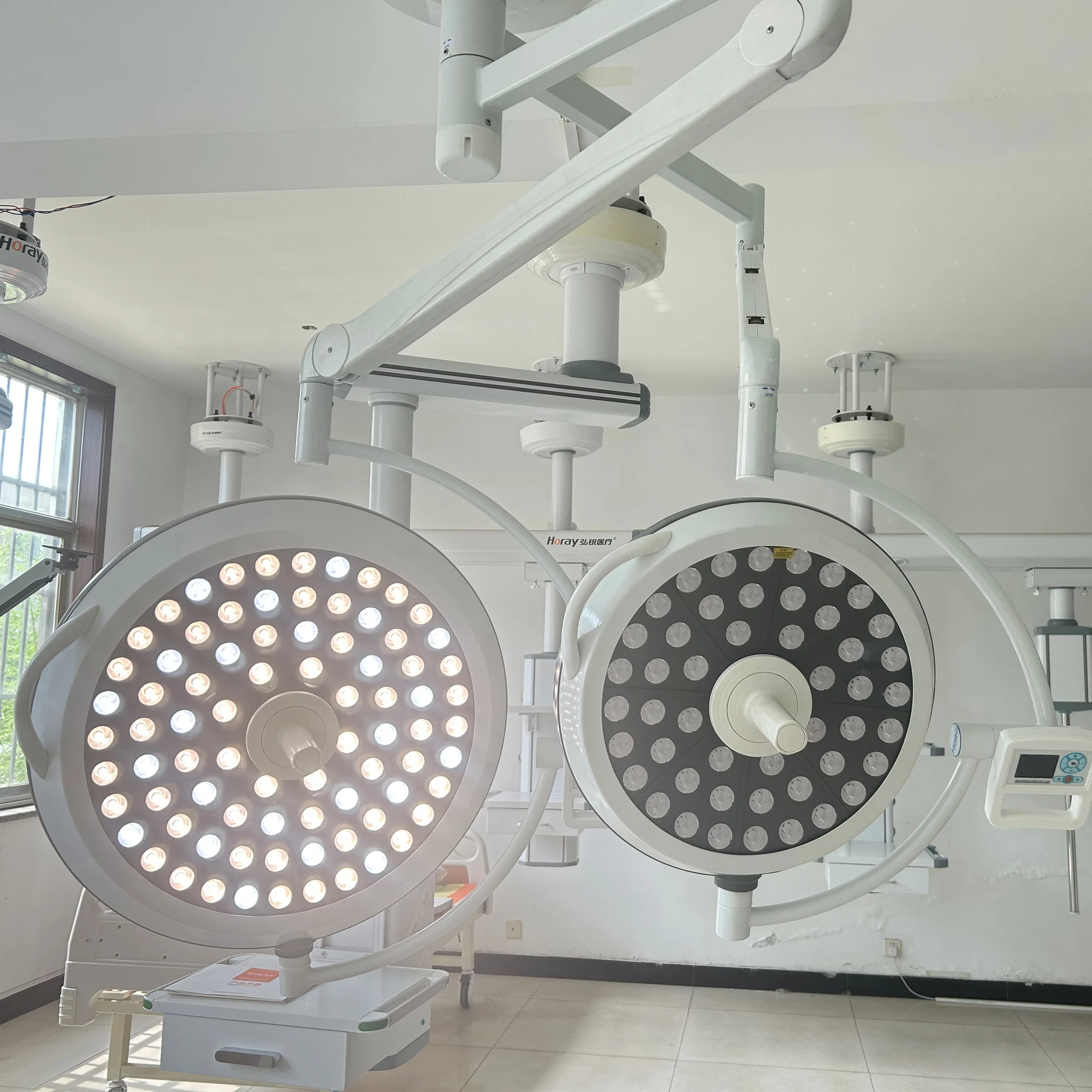 Surgical Operating Lamp LED Hospital Medical Shadowless Theatre Light Veterinary Equipment Ceiling Mounted Mobile Portable
Surgical Operating Lamp LED Hospital Medical Shadowless Theatre Light Veterinary Equipment Ceiling Mounted Mobile Portable