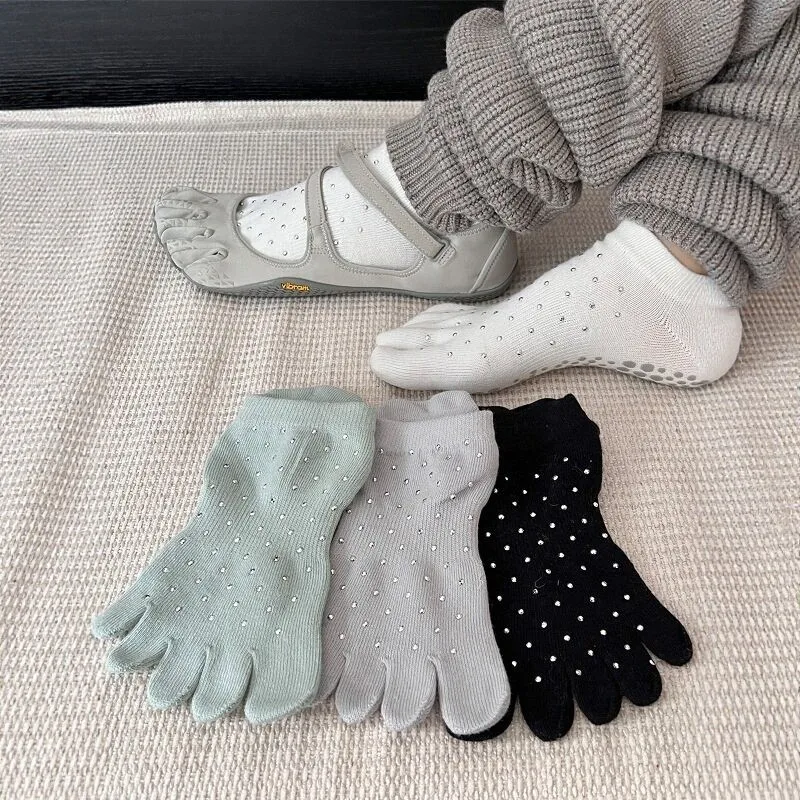 Split-toe Yoga Socks for Women—thickened Autumn/winter Non-slip Silicone Floor Socks for Pilates, Embellished with Rhinestones
Split-toe Yoga Socks for Women—thickened Autumn/winter Non-slip Silicone Floor Socks for Pilates, Embellished with Rhinestones