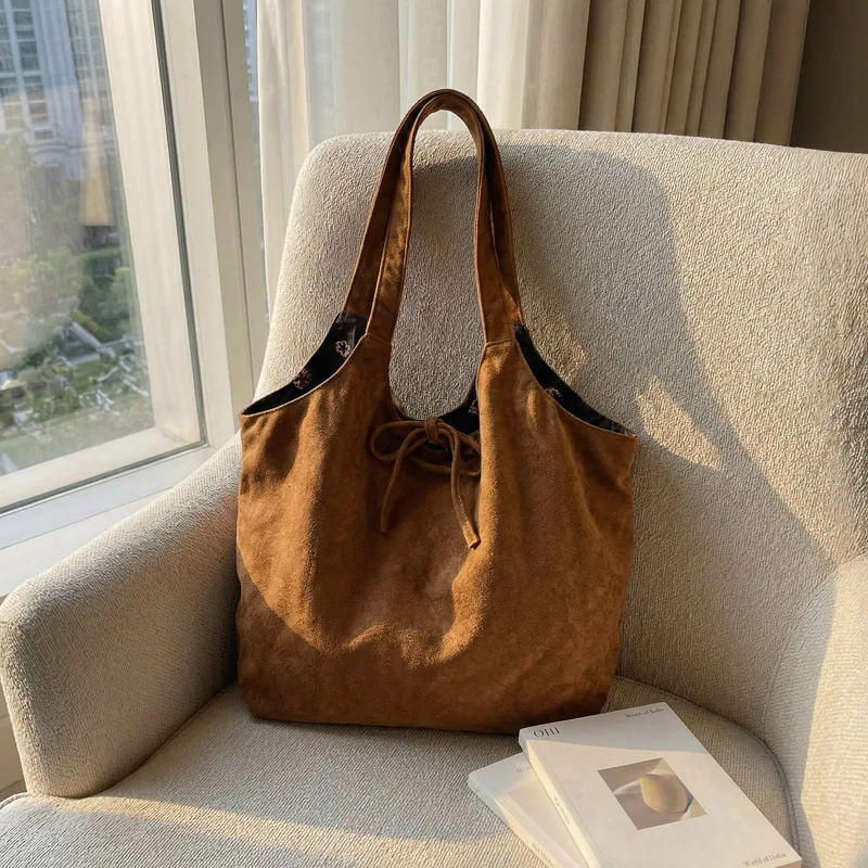 New Corduroy Shoulder Bag Vintage Lazy Style Double Sided Casual and Simple Commuting Bag Fashionable and Versatile Tote Bag
New Corduroy Shoulder Bag Vintage Lazy Style Double Sided Casual and Simple Commuting Bag Fashionable and Versatile Tote Bag